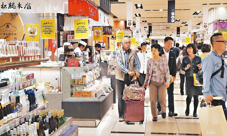 日本血拚購物使用商務御璽卡「退稅恐失敗」。美聯社