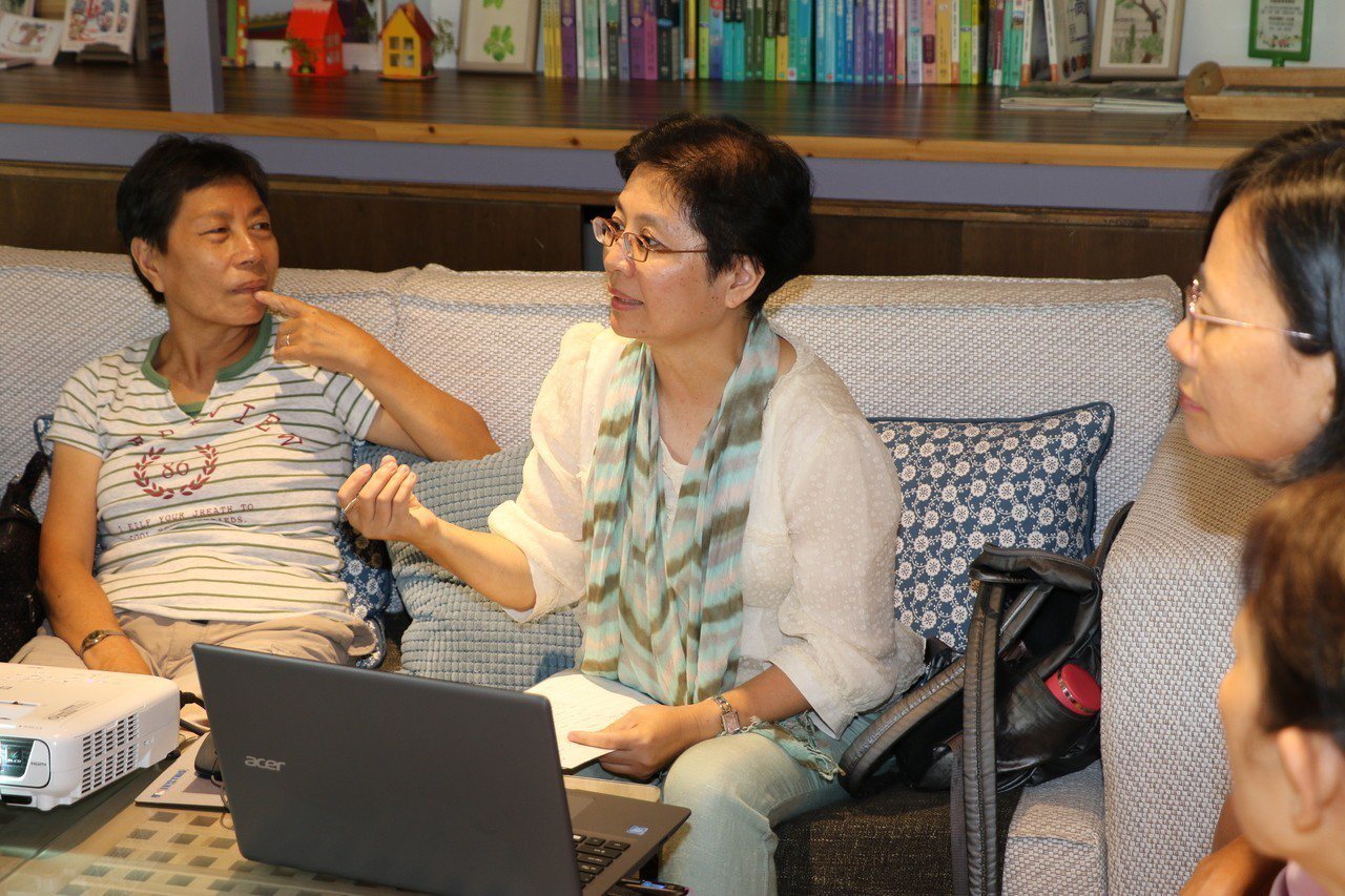 暖心咖啡站的講師巫瑩慧（中）聽取照顧者的心聲，並給予實務指導。記者王敏旭／攝影