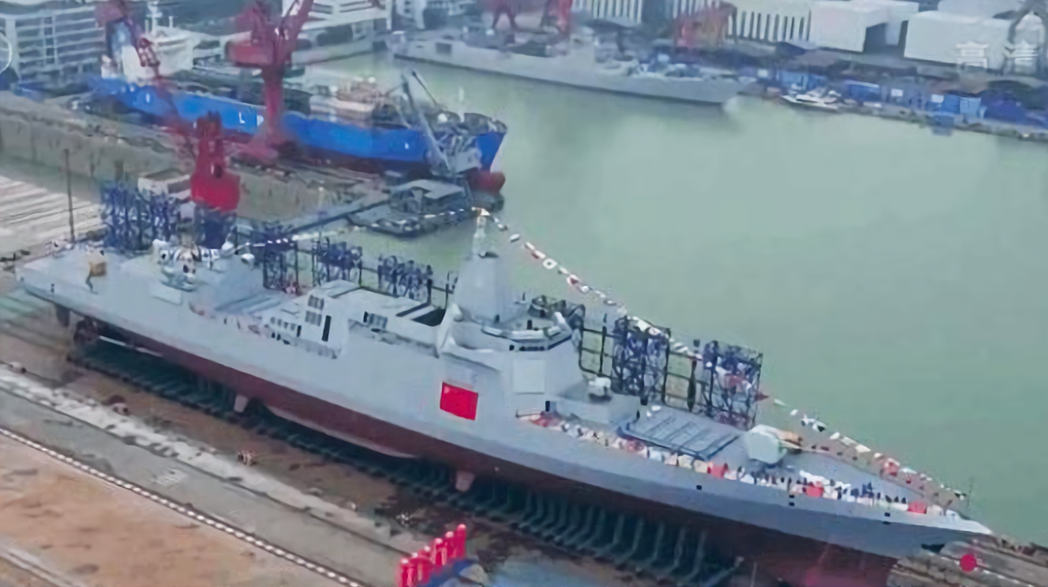 江南造船廠去年下水的中共首艘055型驅逐艦。 （央視網）