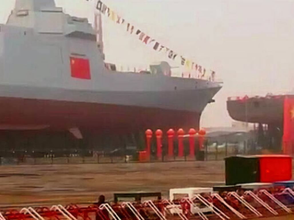 去年6月，大陸網友曝光055型導彈驅逐艦在上海江南造船厂掛滿彩旗即將下水的照片。...
