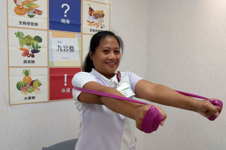 台新醫院糖尿病個管師蘇語騰示範，強化版的背肌低阻抗運動，雙手由後外擴，手臂與肩呈...