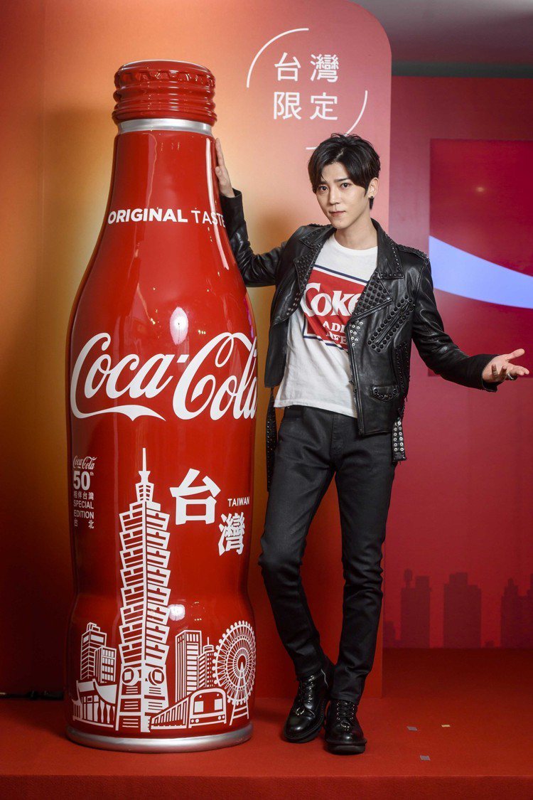 Bii畢書盡現身特展會場，與剛上市的台灣限定經典曲線鋁瓶合照。圖／可口可樂公司提供