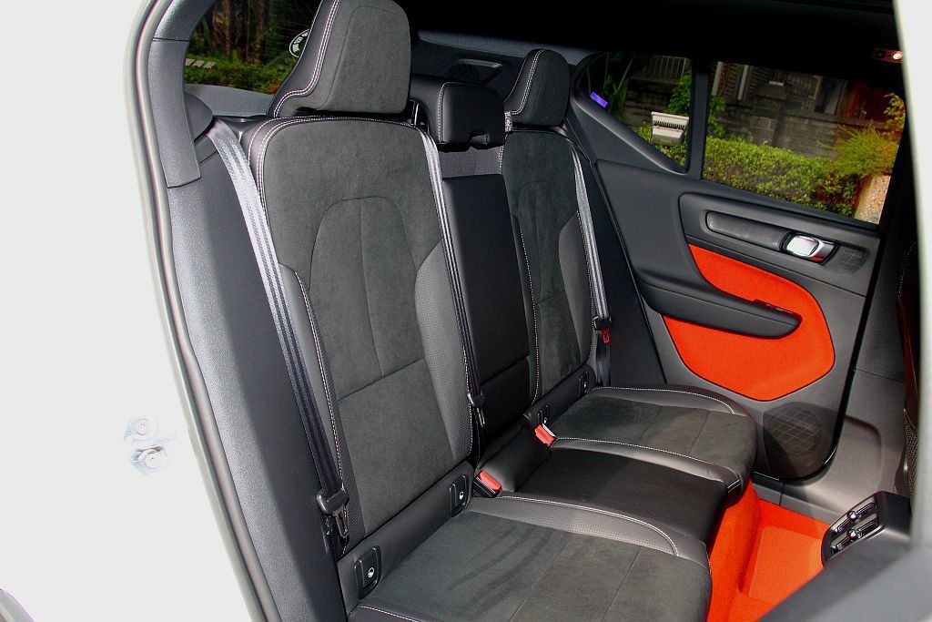 雖然Volvo XC40後座膝部空間表現不俗，但後座椅背卻相當直挺且無法調整角度...
