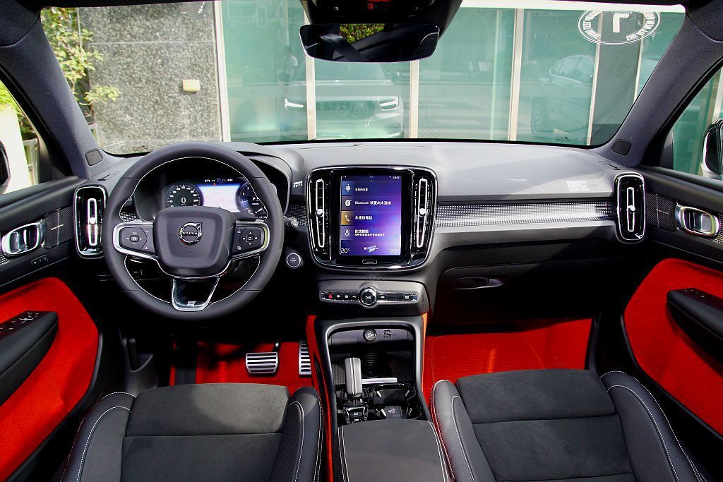 XC40控台設計延續Volvo現行一貫風格，中央標配直立式9吋多功能顯示觸控螢幕...