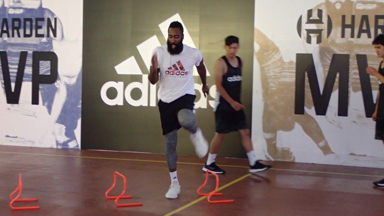 NBA年度MVP球員詹姆斯哈登親自下場示範體能訓練。圖／記者曾智緯攝影