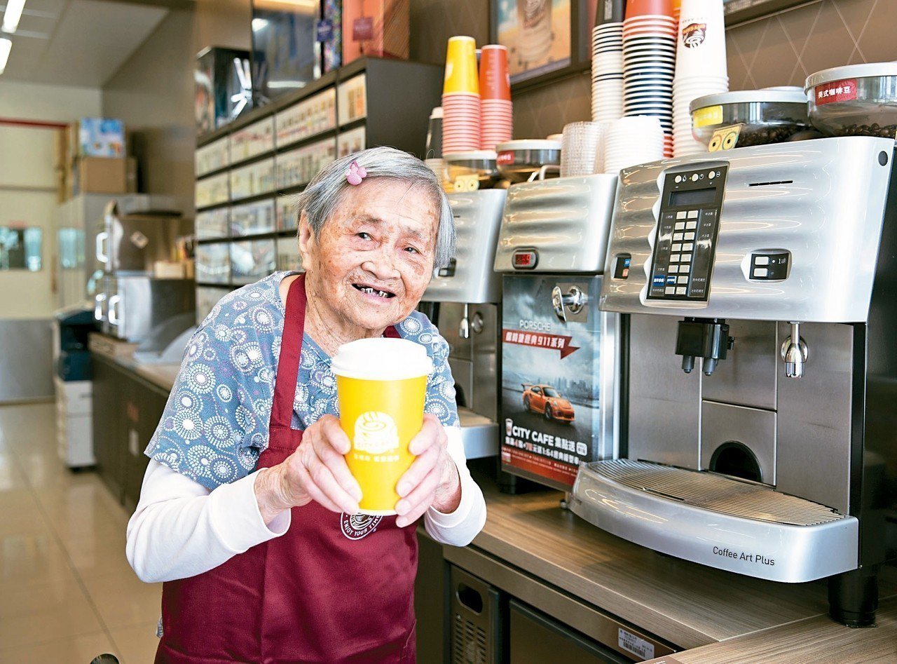 天主教中華聖母基金會和統一超商合作推出「幾點了咖啡館」，讓失智長輩為顧客做咖啡。<br />圖／統一超商提供