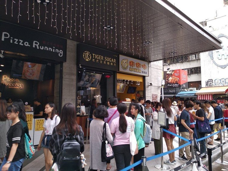 爆紅的排隊飲料店「老虎堂」近日不僅傳出手炒黑糖涉及廣告不實，在台北的四家分店也無...