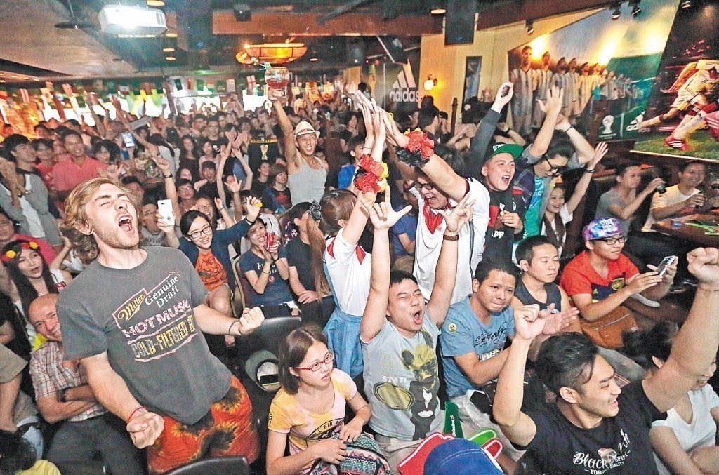 世足開打，運動酒吧擠滿看球人潮。 圖／聯合報系資料照片