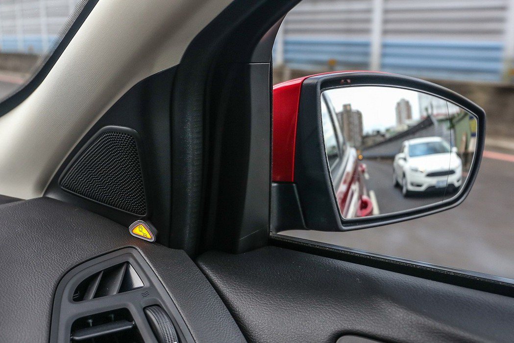 視覺盲點偵測系統 (附倒車來車警示)可偵測後方來車，並於前座兩側A柱位置閃爍LE...