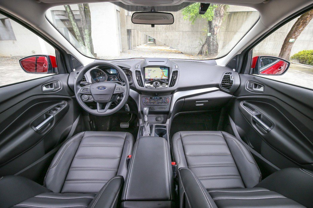 「New Ford Kuga安全領航版」再升級全車高質感皮質座椅，搭配左右獨立雙...