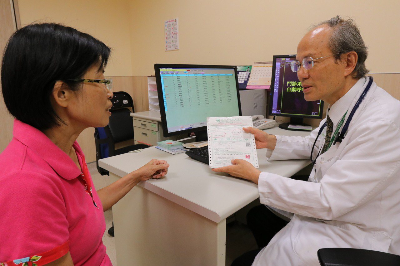 亞大醫院副院長暨過敏免疫風濕科主任蔡肇基（右）向患者提醒用藥須知。圖／亞大醫院提供