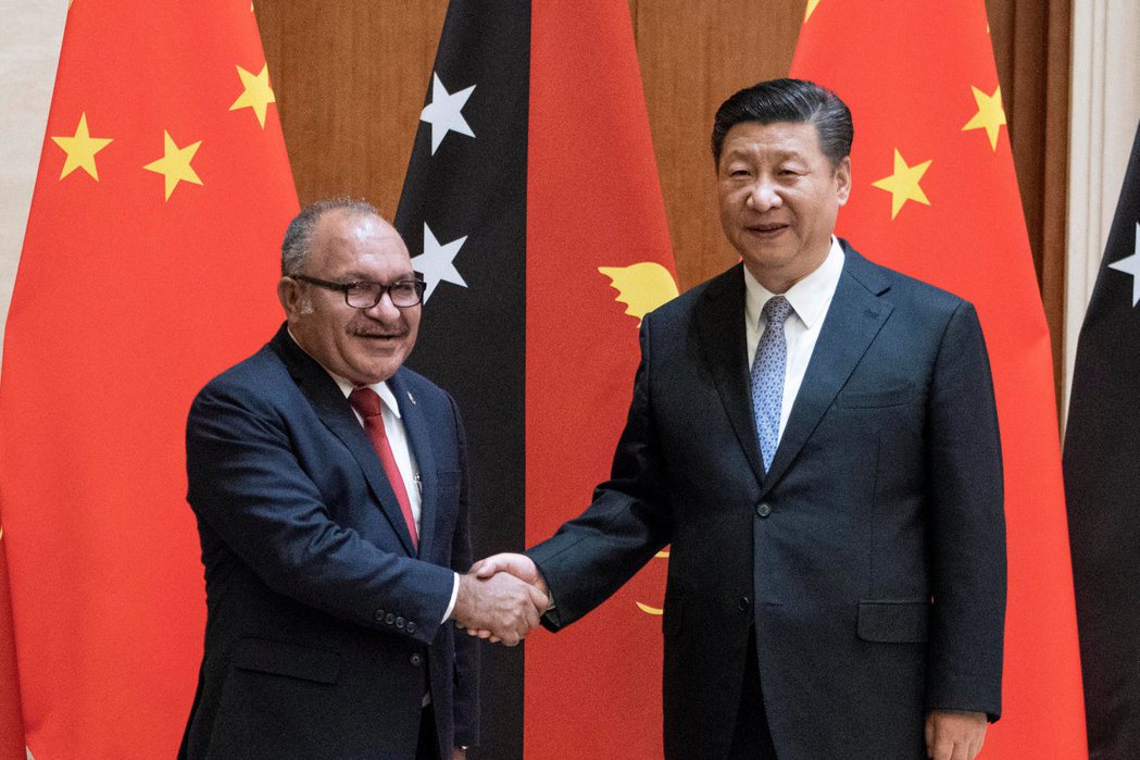 中國大陸不斷深化與南太平洋島國的合作，圖為巴布亞紐幾內亞總理歐尼爾（左）六月廿一...