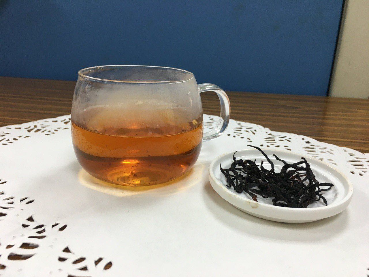 紅茶葉以糖、水等泡製，會發酵產生菌膜成為俗稱「康普茶」的紅茶菌茶，因號稱可保健甚至抗癌，吸引不少民眾大量飲用。圖／南投醫院提供