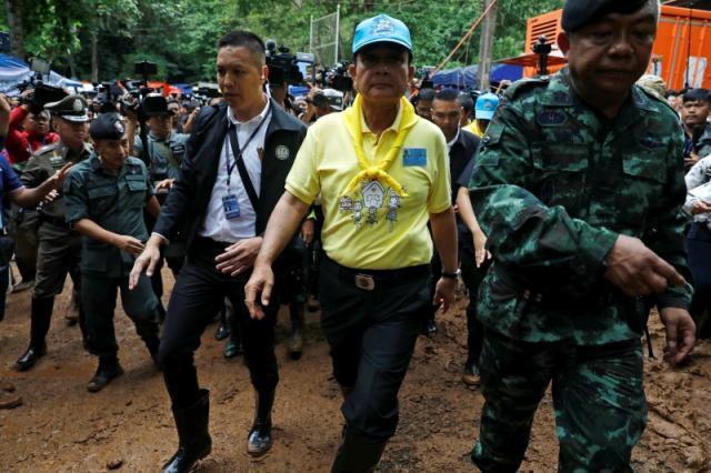泰國總理帕拉育（中）前往洞穴視察救援情況。 （路透）