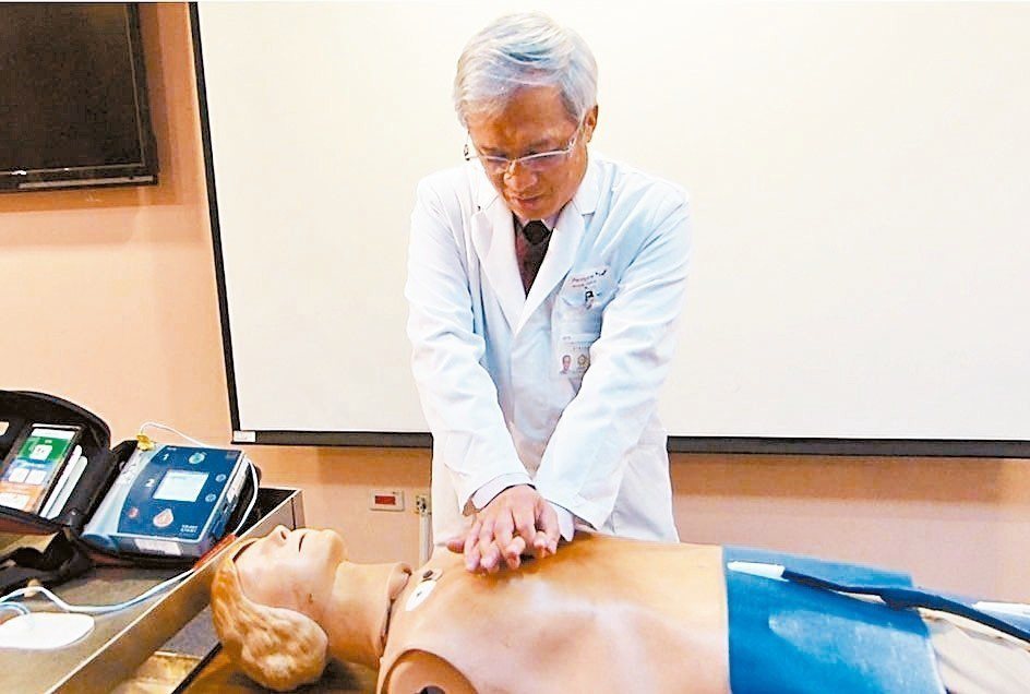 台中榮總急診部主任蔡哲宏示範CPR，雙手打直、手掌疊起，對準兩胸中間，以每分鐘100下速度持續按壓，直到使用AED或救護員到場接手。