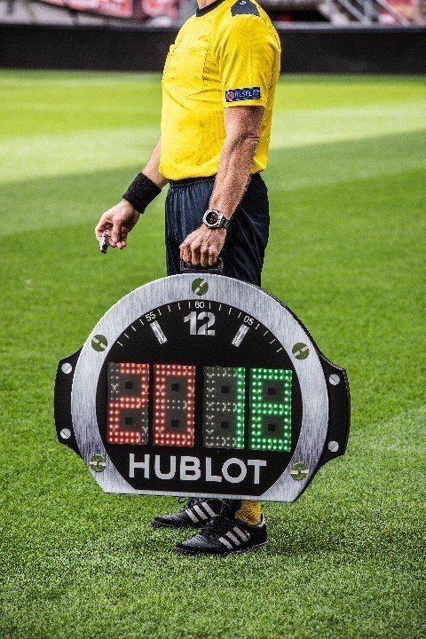 2018俄羅斯世界盃足球賽都採用了Big Bang腕表造型的裁判計時牌。圖／HUBLOT提供