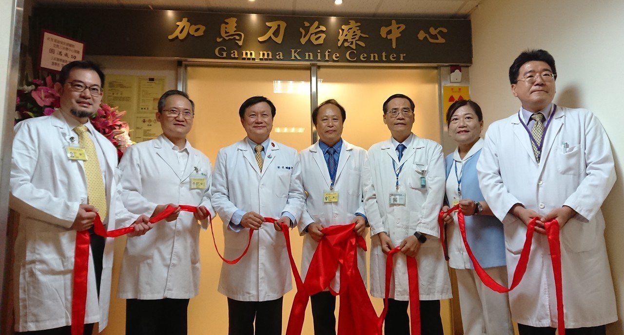 高雄榮總引進第五代加馬刀治療系統，院長劉俊鵬（左三）12日率醫療團隊為「加馬刀治療中心」揭牌。