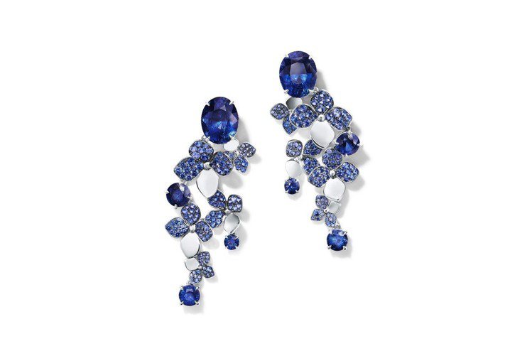 Tiffany 2018 Blue Book系列春季主題，鉑金鑲嵌逾18克拉圓形及方形切割藍寶石繡球花耳環。圖／Tiffany提供
