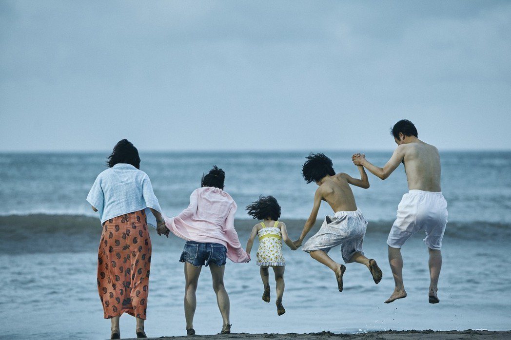 2018年是枝裕和以《小偷家族》拿下金棕櫚，劇情深刻描繪日本當今社會現象。 圖／...