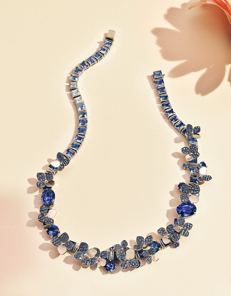 Tiffany 2018 Blue Book系列春季主題，鉑金鑲嵌逾74克拉混合式切割藍寶石與訂製切割鑽石繡球花項鍊。圖／Tiffany提供