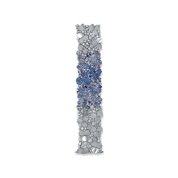Tiffany Paper Flowers高級珠寶系列，鉑金鑲嵌丹泉石、藍寶石與鑽石手鍊。圖／Tiffany提供