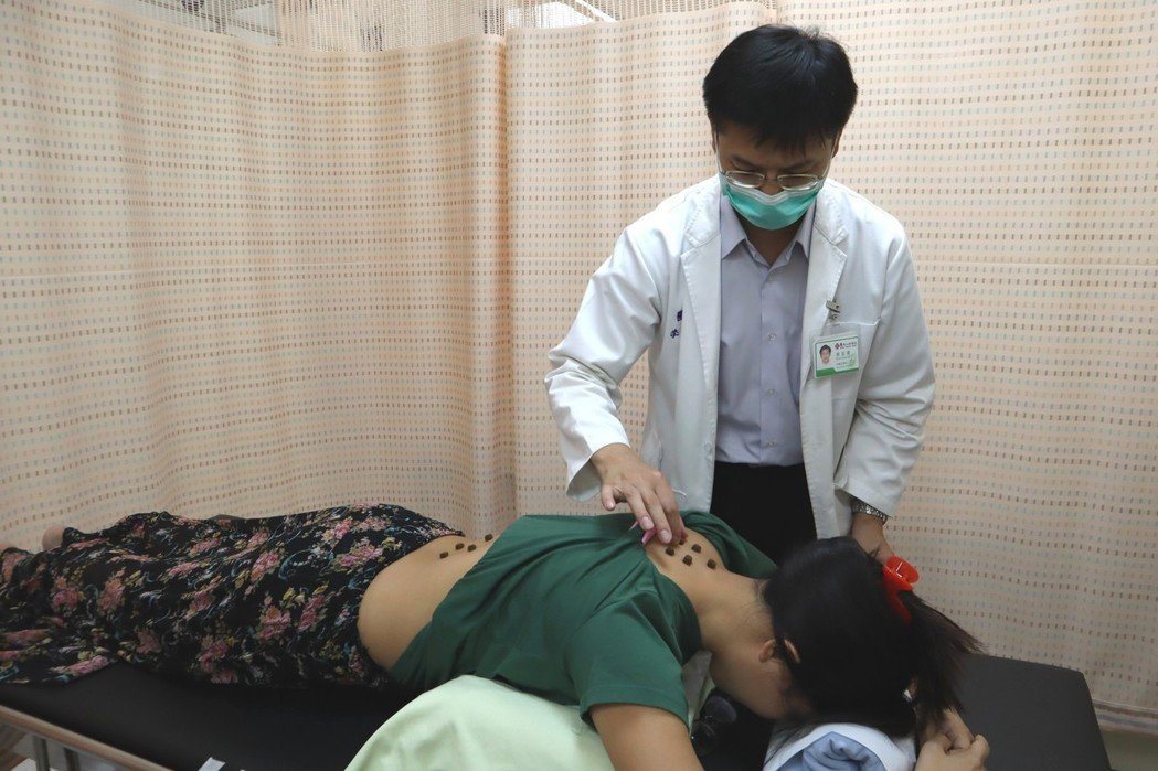 中醫師李炎東為患者敷貼三伏貼藥餅。<br />圖/馬偕醫院提供