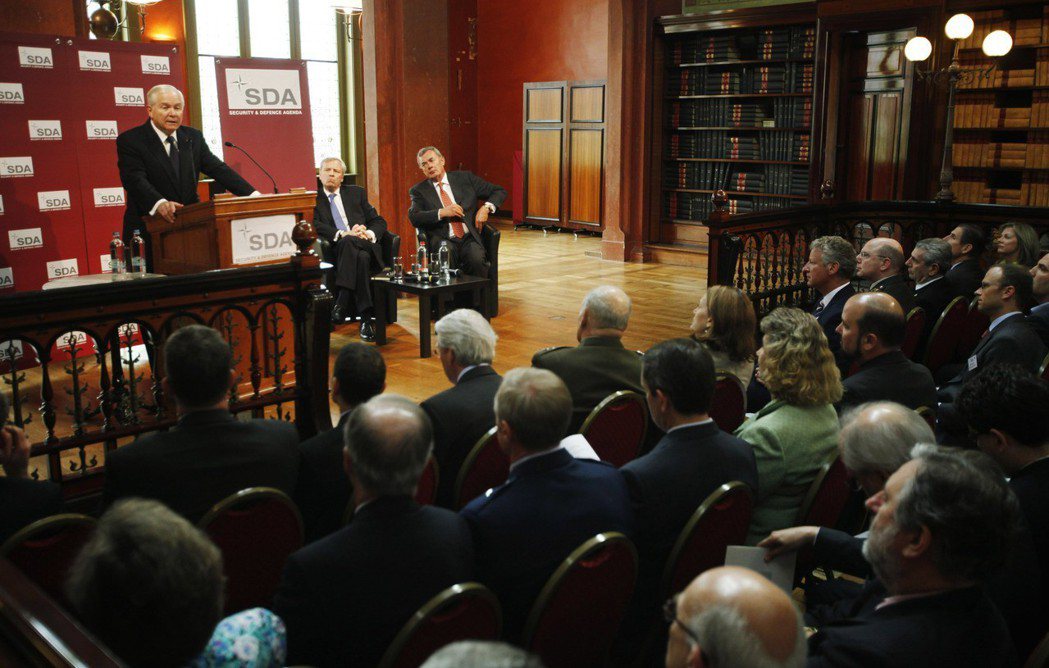 2011年，美國國防部長蓋茲（左）在布魯塞爾演講時，指責北約其他成員國貢獻的軍費...