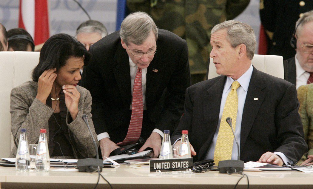 2006年，北約峰會在拉脫維亞召開，時任美國總統布希（右）在會前與國安顧問哈德利...
