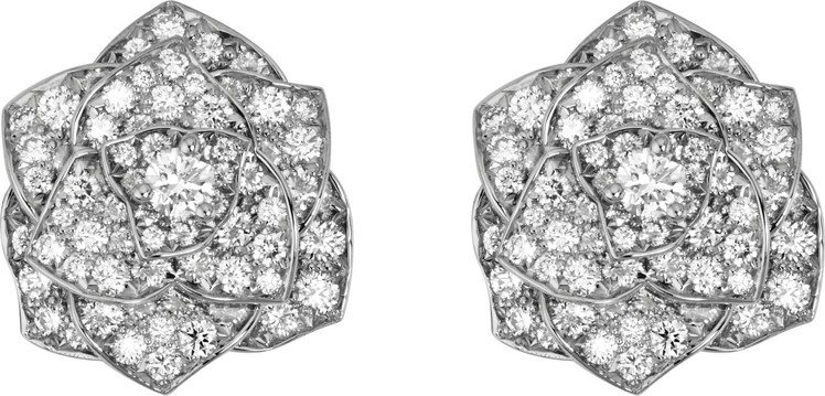 柯佳嬿配戴伯爵的 Piaget Rose系列耳環，18K白金鑲嵌172顆圓形美鑽 (約2.36克拉)，58萬5,000元。圖／伯爵提供