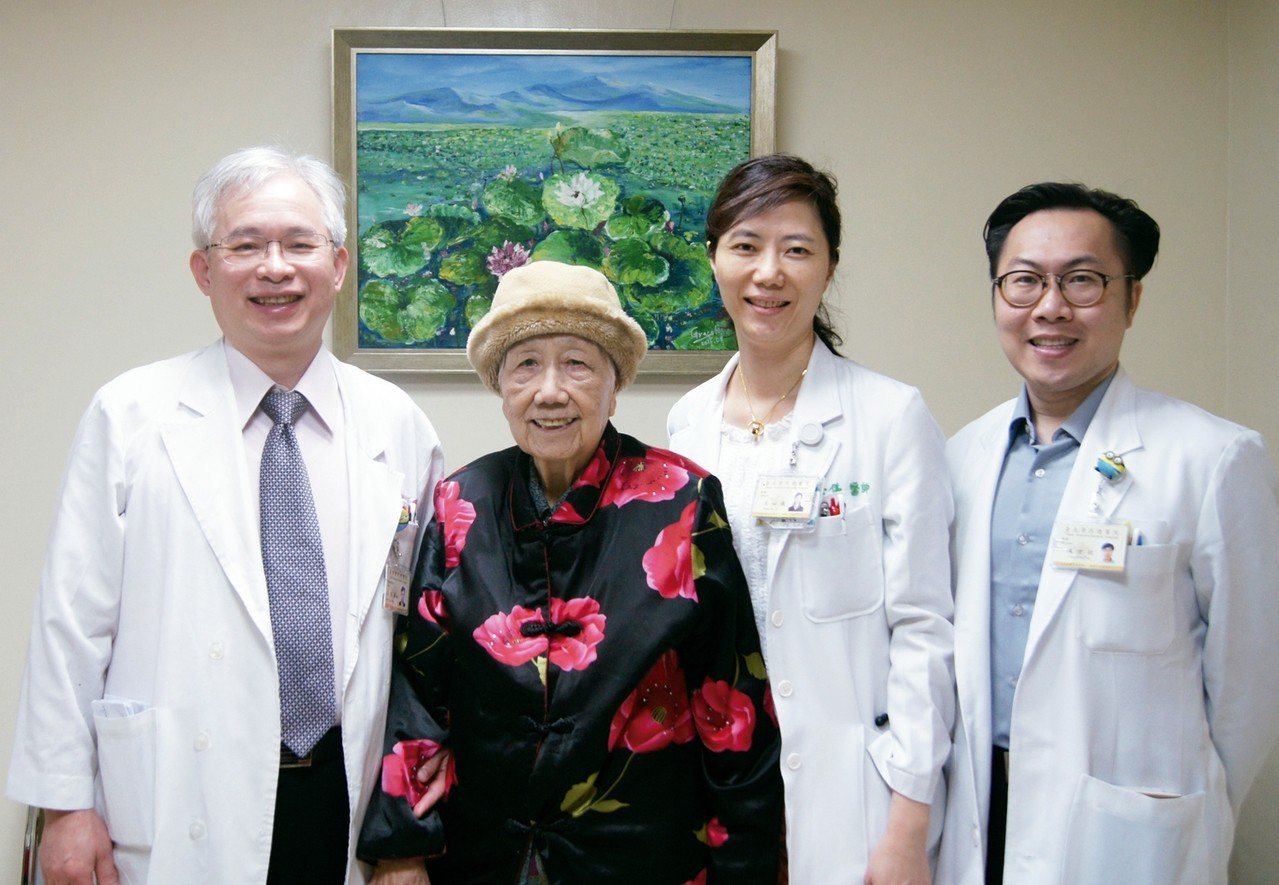 高齡95歲病人接受達西機器手臂微創手術後順利出院。<br />圖╱台北榮總提供