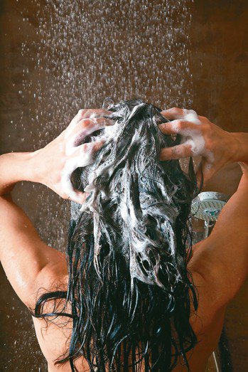 現代人普遍每天洗澡，只要用清水搓洗身體，就無須擔心細菌孳生或藏汙納垢，沐浴用品的...