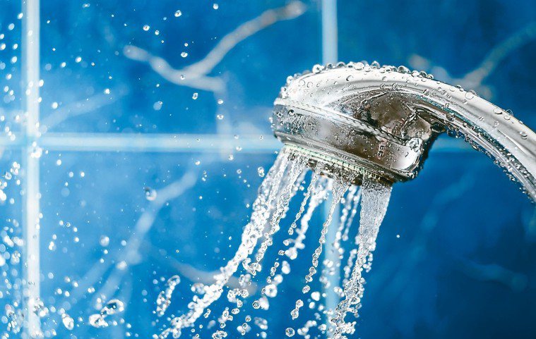 由於20～30℃的溫度，是黴菌活動力最旺盛的溫度，所以洗完澡後，可以用冷水沖洗牆...