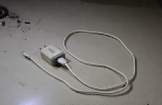 九歲男童在凌晨玩著插著充電器的手機，不幸觸電，經過搶救仍不幸身亡。取自梨視頻
