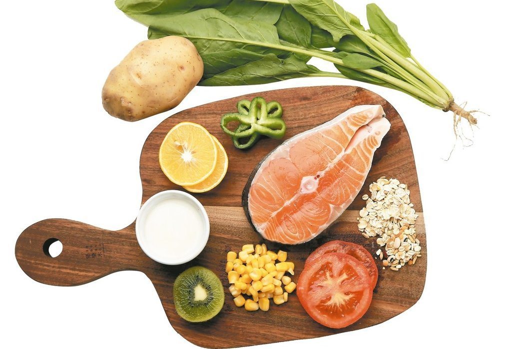 研究顯示，地中海飲食法是最能延緩認知功能障礙的食譜，包括非精製的全穀類、大量蔬菜、水果、豆類、橄欖油、起士、優格、魚肉等，並以堅果代替零食。聯合報系資料照