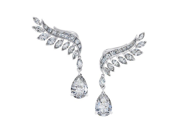 Diamond Legends by De Beers高級珠寶系列Cupid耳環，公主方形和欖尖形車工鑽石搭配左右各重1.80和1.77 克拉梨形鑽石吊墜。圖／De Beers提供