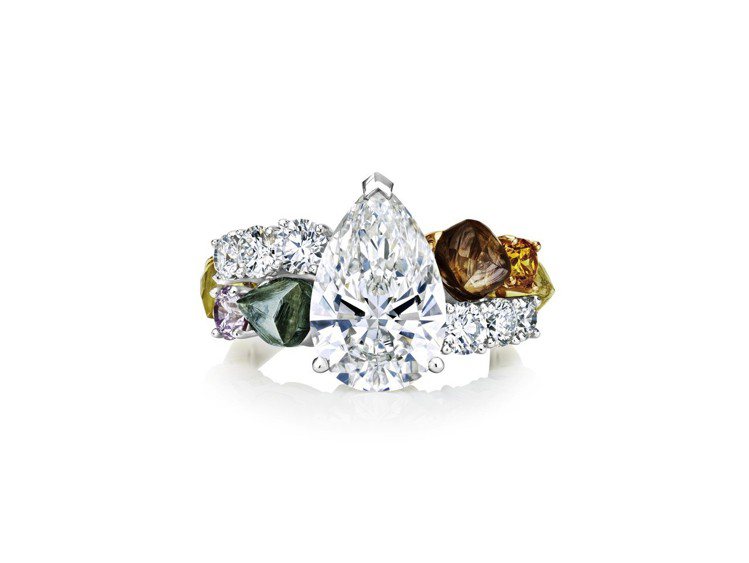 Diamond Legends by De Beers高級珠寶系列Vulcan梨形戒指，主石為成色E、VS2級3.53克拉梨形鑽石，周圍鑲嵌鑽石原石。圖／De Beers提供