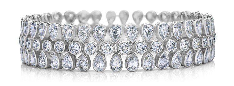 Diamond Legends by De Beers高級珠寶系列Celestia手環，圓形明亮式車工包鑲鑽石，側邊鑲嵌共兩排梨形車工鑽石。圖／De Beers提供