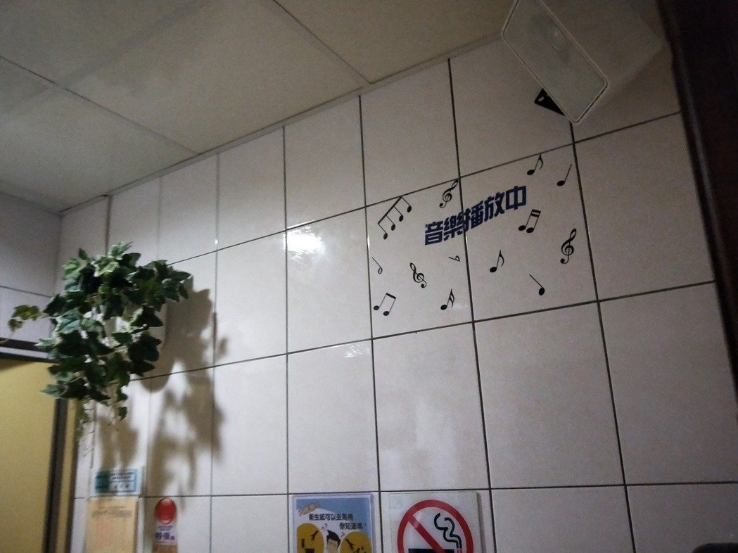 走進基隆信義戶政所廁所就可聽到蟲鳴鳥叫的輕音樂，還有很多綠色盆栽美化。記者游明煌...