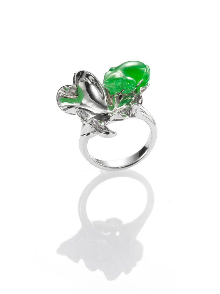 玉世家蟾蜍造型翡翠戒指，36萬8,000元。圖／玉世家提供