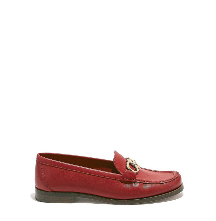 Gancini系列紅色小牛皮莫卡辛鞋，24,900元。圖／Ferragamo提供