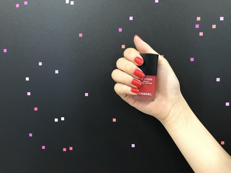 香奈兒時尚恆彩指甲油系列#636極端（柔霧紅）試色。圖／記者江佩君攝影