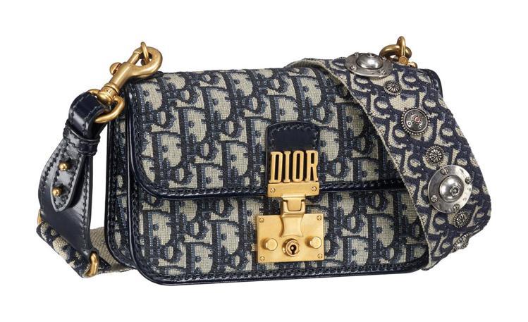 Dioraddict Oblique復古花紋小型翻蓋包附Oblique背帶，售價10萬5,000元。圖／Dior提供