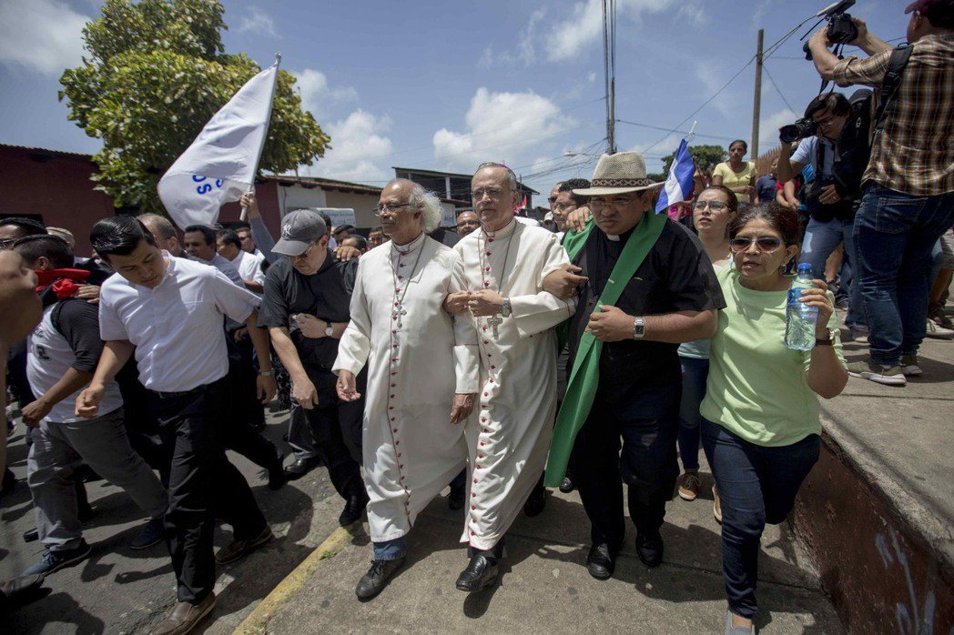 尼加拉瓜樞機主教布雷內斯（中左）和輔理主教巴茲（中右），9日抵達迪里安巴鎮反政府...