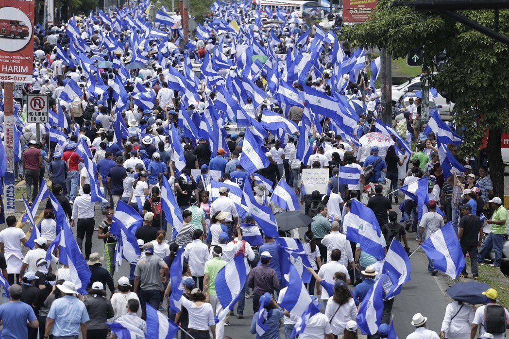 尼加拉瓜數千民眾12日在首都馬納瓜示威，要求總統奧蒂嘉下台。（歐新社）