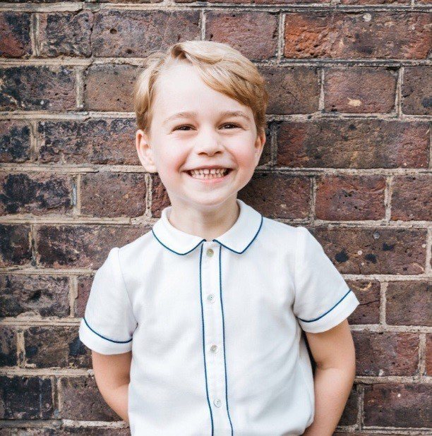 英國皇室發布小王子最新照片，和大家分享他五歲生日的喜悅。圖/摘自IG