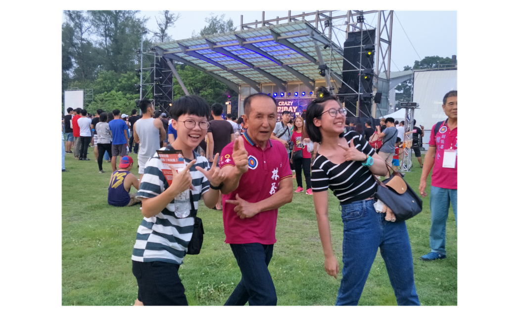 台南市長參選人林義豐（中）開心與民眾拍照合影，他「比七」的手勢也跟著走紅。 圖／...