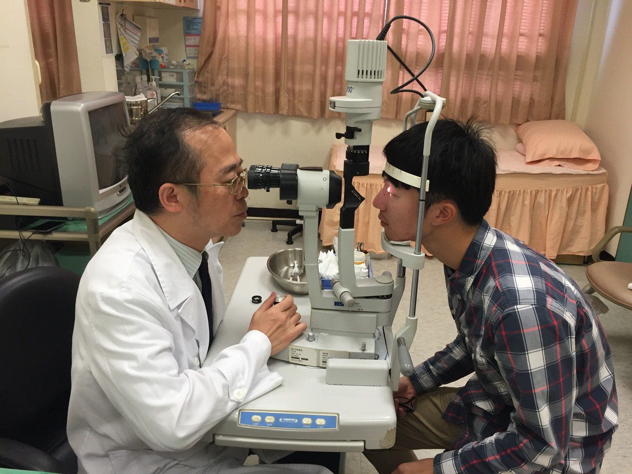 新竹國泰醫院眼科主任陳瑩山發現，最近來門診的中小學生病患中假性近視的人數遽增，經統計平均增加的度數達75度，但也有不少竟高達3、400度。圖／陳瑩山提供