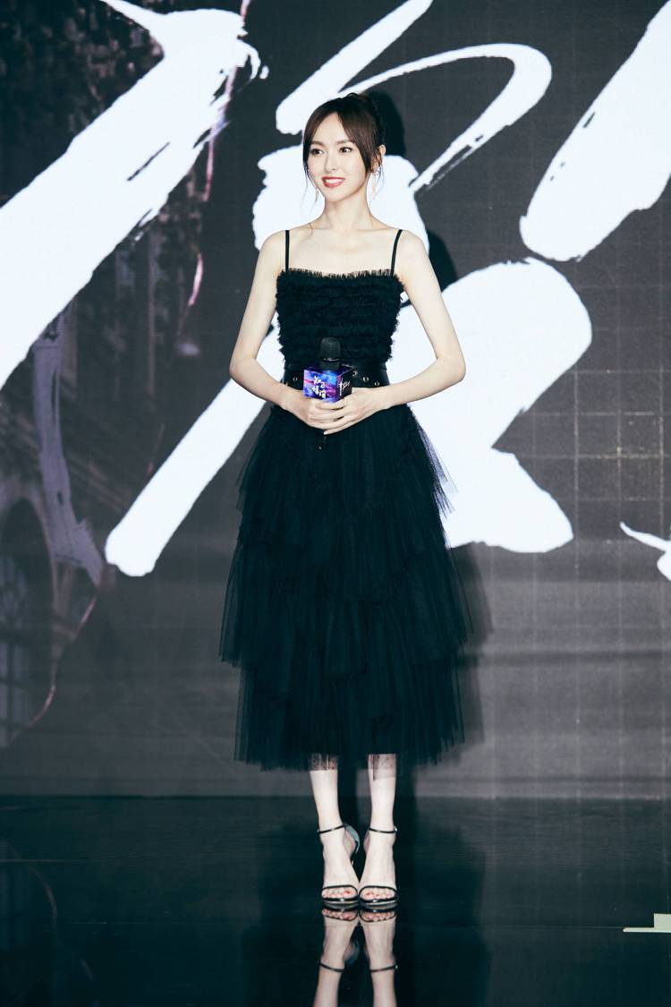 唐嫣穿上REDValentino黑色薄紗蛋糕裙洋裝出席活動，化身叛逆小公主。圖／REDValentino提供