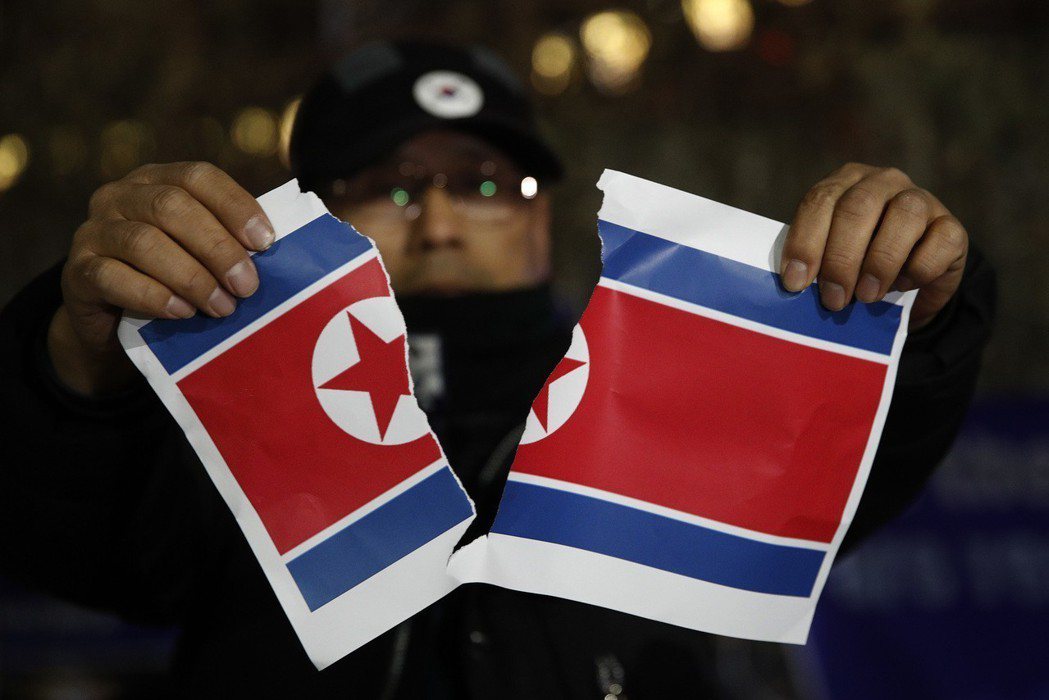 圖為北韓表演團在平昌冬奧出場時，場外有民眾撕北韓國旗抗議。 圖／美聯社