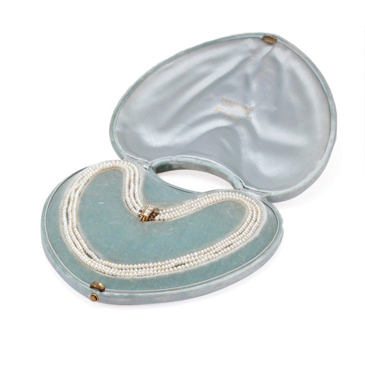Tiffany Gifts of Love愛情信物古典珍藏庫作品 - 項鍊附訂製外盒，1880-1910年，黃金、鑽石、珍珠、實木、絲絨、黃銅以及絲。圖／Tiffany提供